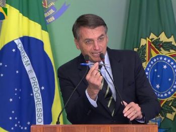 Bolsonaro durante assinatura do decreto - Foto: Reprodução/NBR