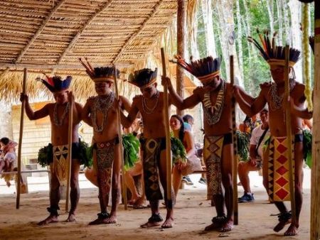 Homens pertencentes a povos indígenas da Amazônia com vestimentas típicas de sua cultura. O Dia dos Povos Indígenas é celebrado no Brasil anualmente em 19 de abril.