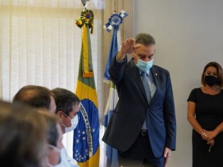 Deputado Paulo Corrêa, governador em exercício, durante juramento em ato de assinatura do termo de assunção de cargo - Foto: Cyro Clemente