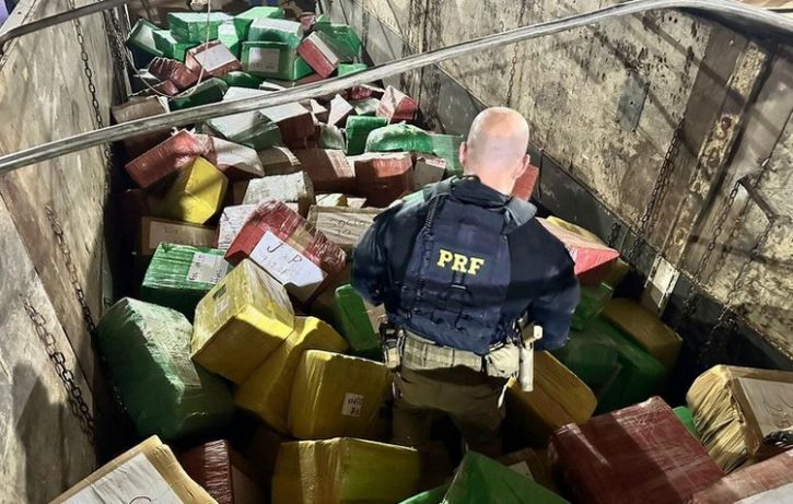 Drogas estavam escondidas em meio a carga de soja em caminhão – Divulgação/PRF
