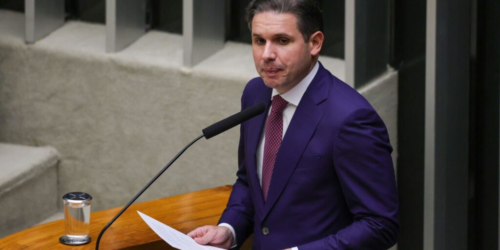 decisao-de-flavio-dino-sobre-penduricalhos-foi-“feliz”,-diz-hugo-motta