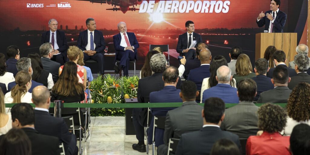 ministro-celebra-anuncio-de-r$-5,7-bi-para-ampliar-aeroportos-no-pais