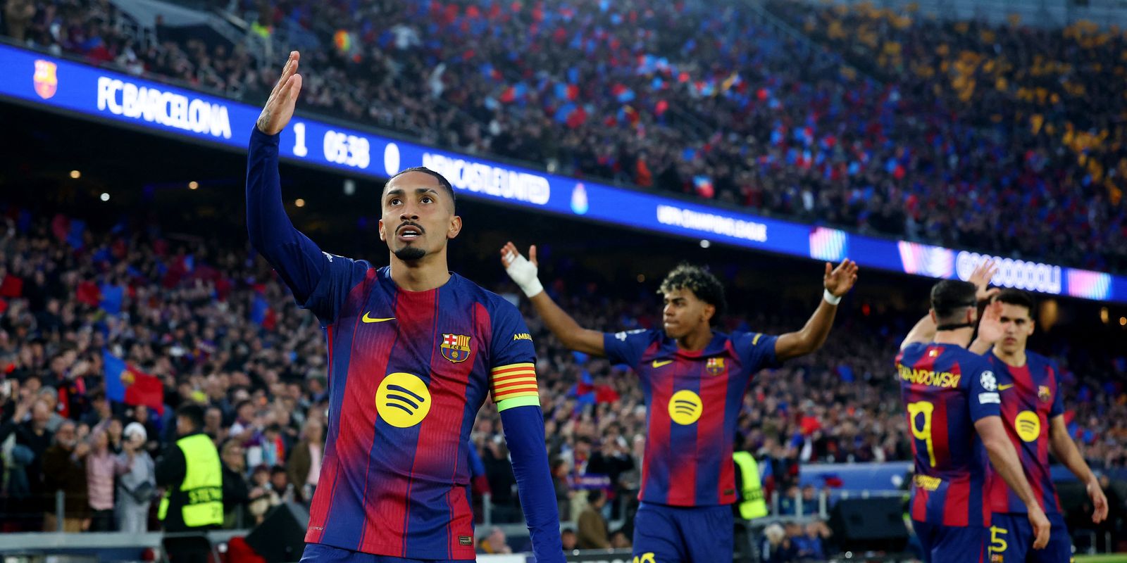 raphinha-marca-dois-em-goleada-do-barcelona-na-liga-dos-campeoes