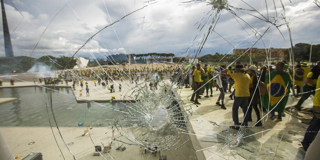 exposicao-na-uff-relembra-atos-antidemocraticos-de-8-de-janeiro