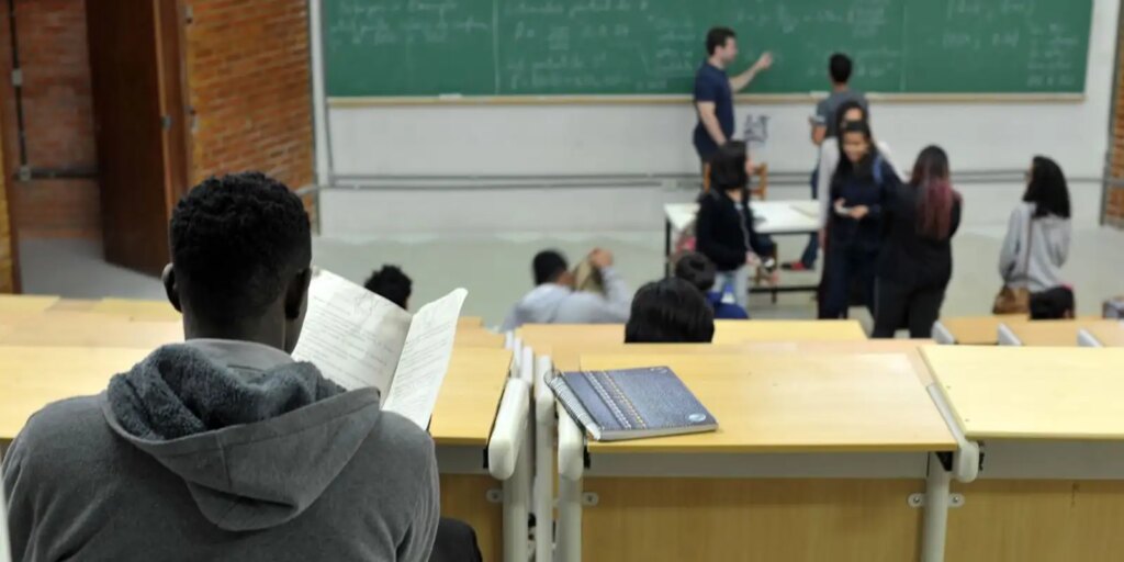 professora:-diante-de-ia-e-fakes,-curso-de-jornalismo-deve-ser-critico