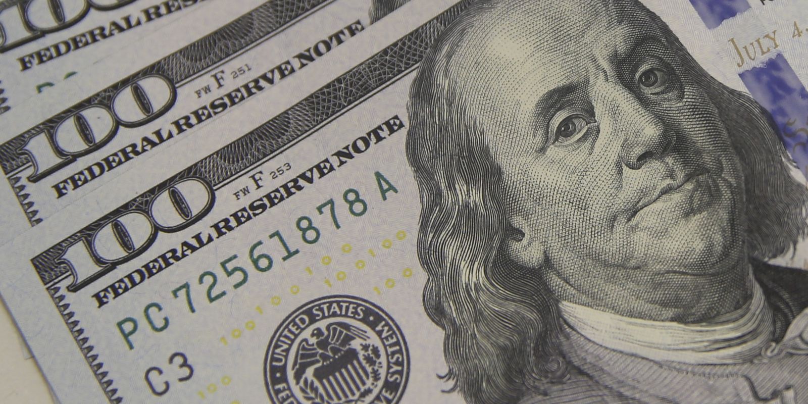 dolar-sobe-a-r$-5,06,-e-bolsa-cai-com-tensao-global-e-ruido-politico
